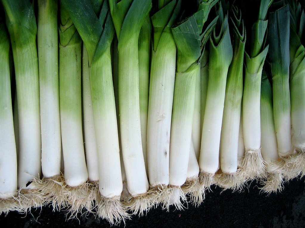 a bunch of leeks on a table